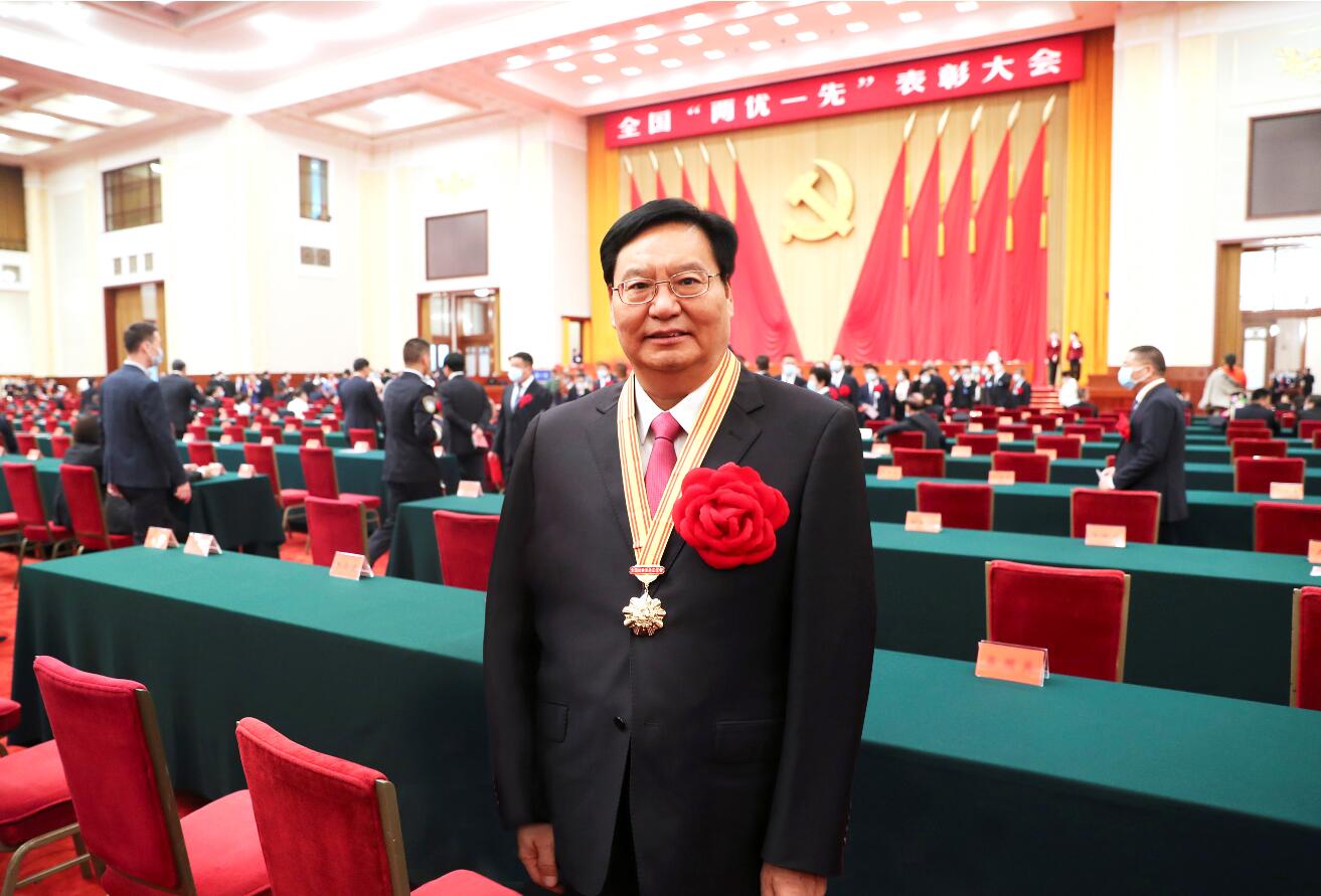 张桂玉被党中央授予“全国优秀党务工编辑”称号(图1)